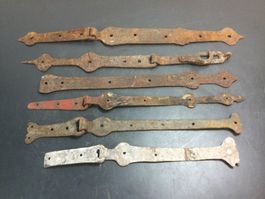 Antike rostige Bauteile, Türbänder, Beschläge Einzelstücke