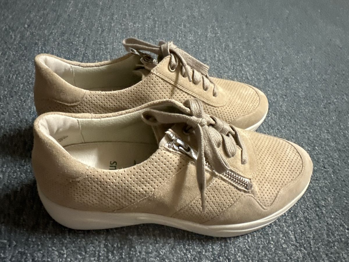 Damenschuhe: Sneaker Neu Gr 39.5 – Neu und originalverpackt aus Baltschieder von YmroBe 1