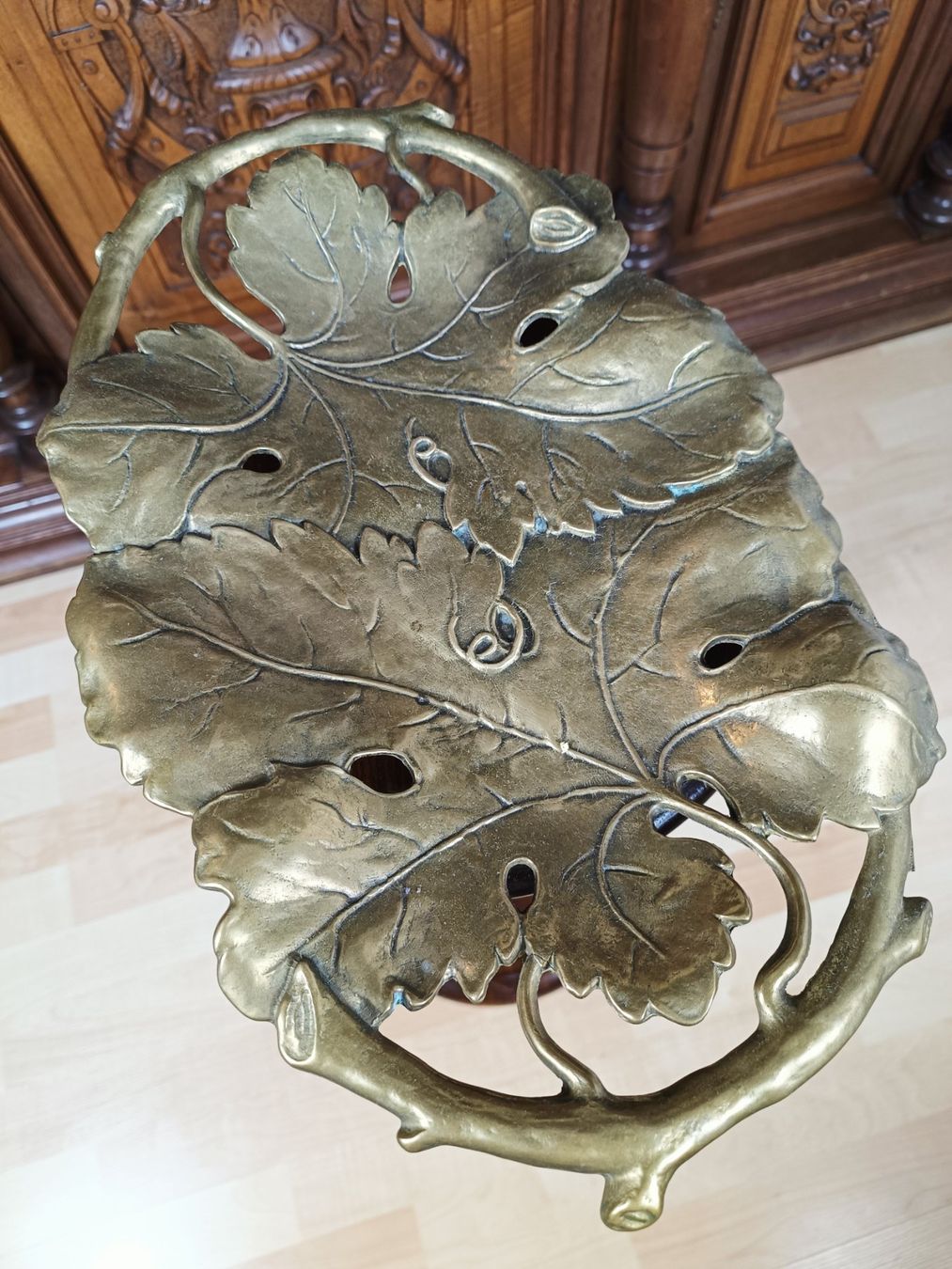 Piatti di portata: Messingtablett mit Weinblättern im Jugendstil – Usato da Steffisburg venduto da ZeitReise_ 2