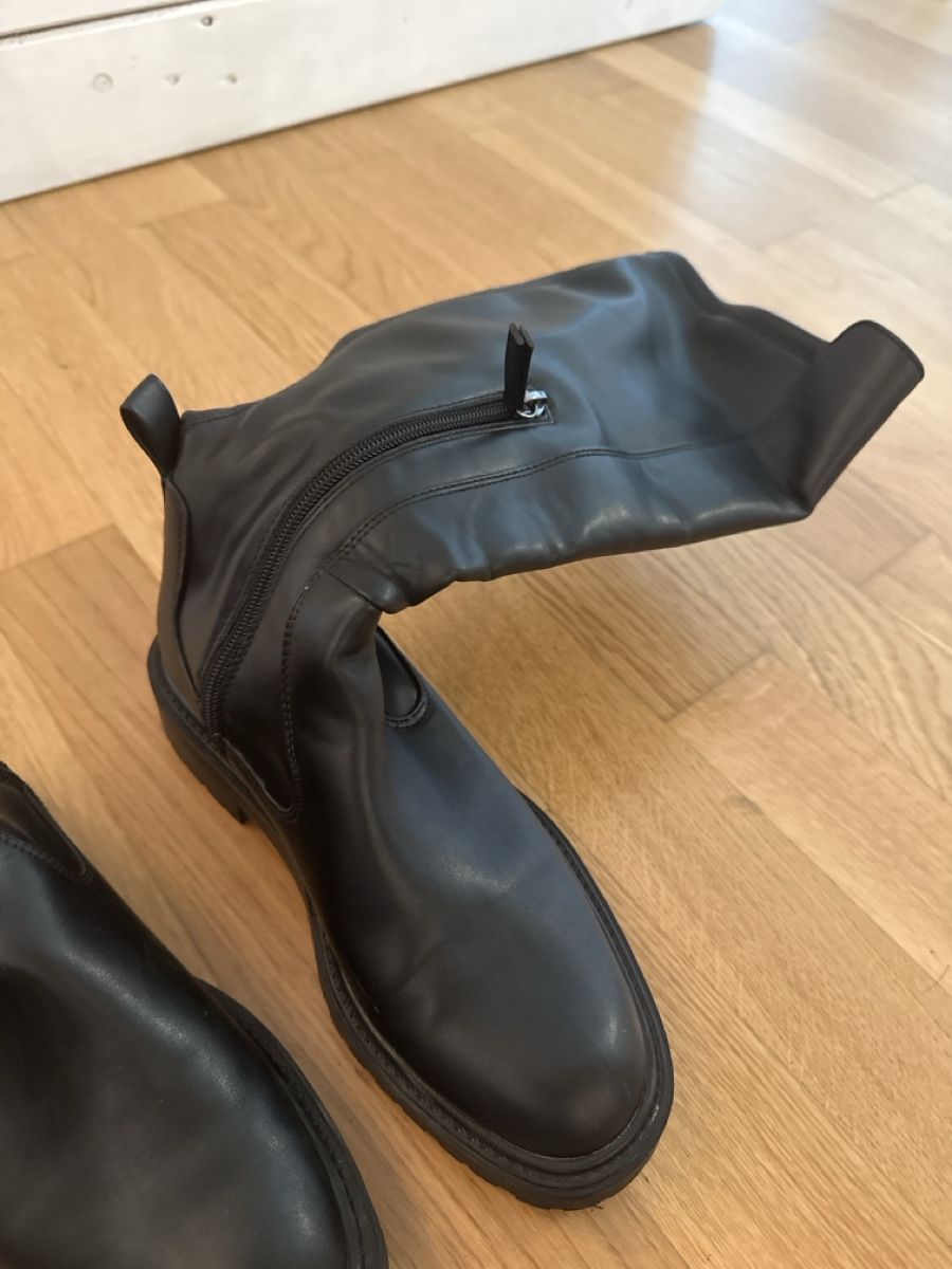 Scarpe da donna: Zara Stiefel schwarz – Usato da Uster venduto da Marciii 1