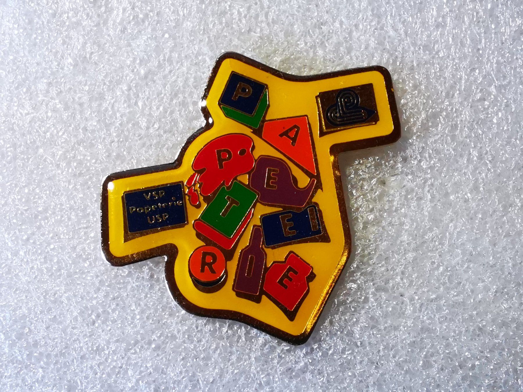 Placchette & Badge: Ansteckpin 74: Papeterie – Usato da Oppligen venduto da Pin-Fall-Shop