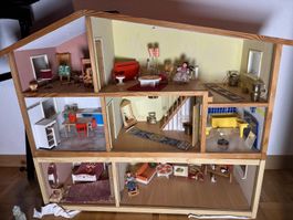 Grosses Puppenhaus aus Holz mit diversen Möbeln gebraucht