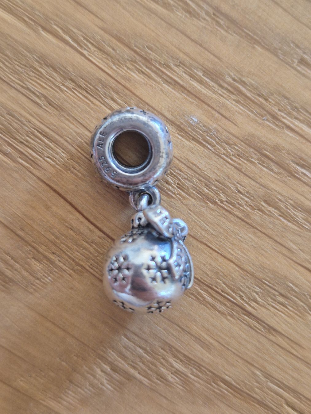 Pandora Ciondoli: Pandora Anhänger Weihnachtskugel Schneeflocken 925 Silber – Usato da Zuzgen venduto da SaBee91 3