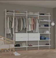 Offener Schrank von Regalraum
