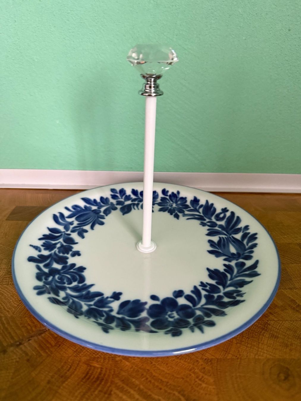 Assiettes: ETAGERE  MIT  GESCHLIFFENEM  GLASKOPF – D'occasion à Subingen par ArtBead
