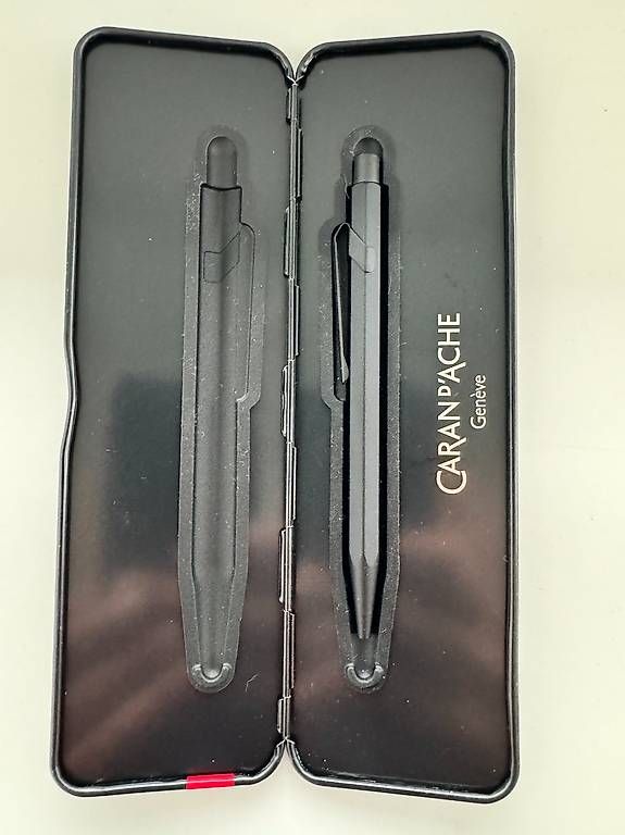 Stifte & Marker: Stylo Caran d'Ache 849 Black Code gravé "Bello" – Neu und originalverpackt aus Morges von con_jw6n 4
