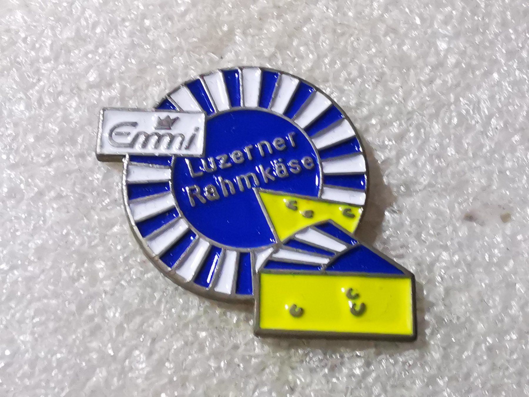 Plaketten & Abzeichen: Ansteckpin 113: Emmi – Gebraucht aus Oppligen von Pin-Fall-Shop