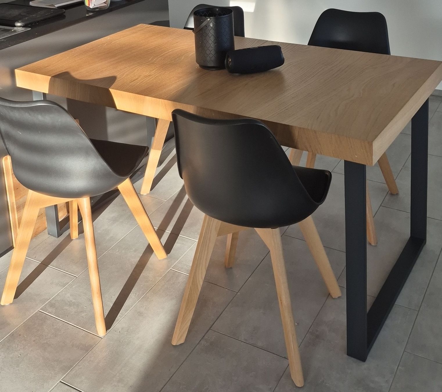 Set di tavolo e panche: Modern Oak Dining Table plus 6 chairs – Nuovo (secondo la descrizione) da Nyon venduto da vin_6t8h