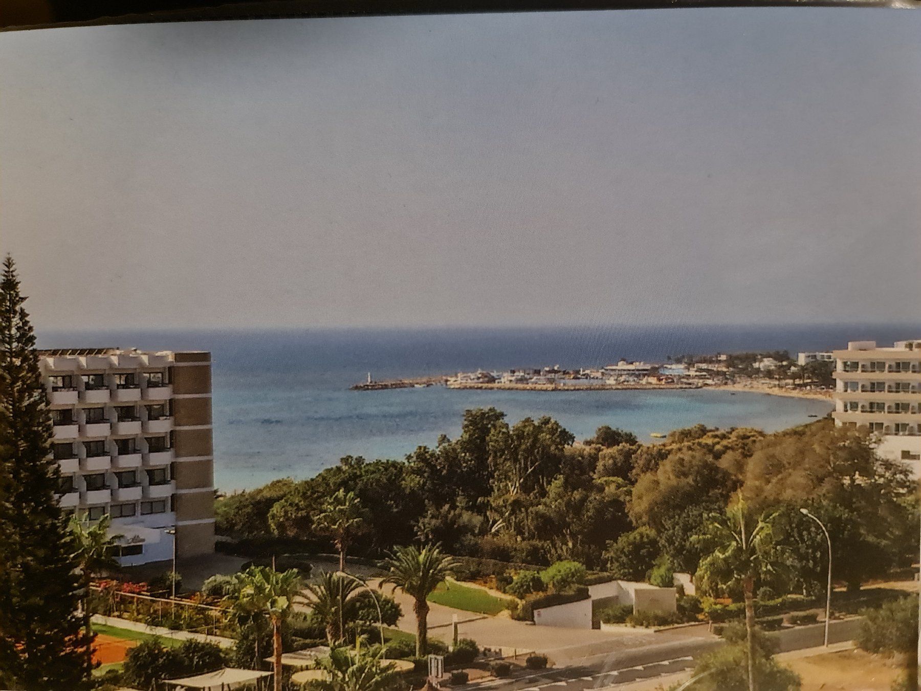 Cartoline postali: Ansichtskarte Zypern Hotel mit Meerblick – Usato da Dintikon venduto da Vexi