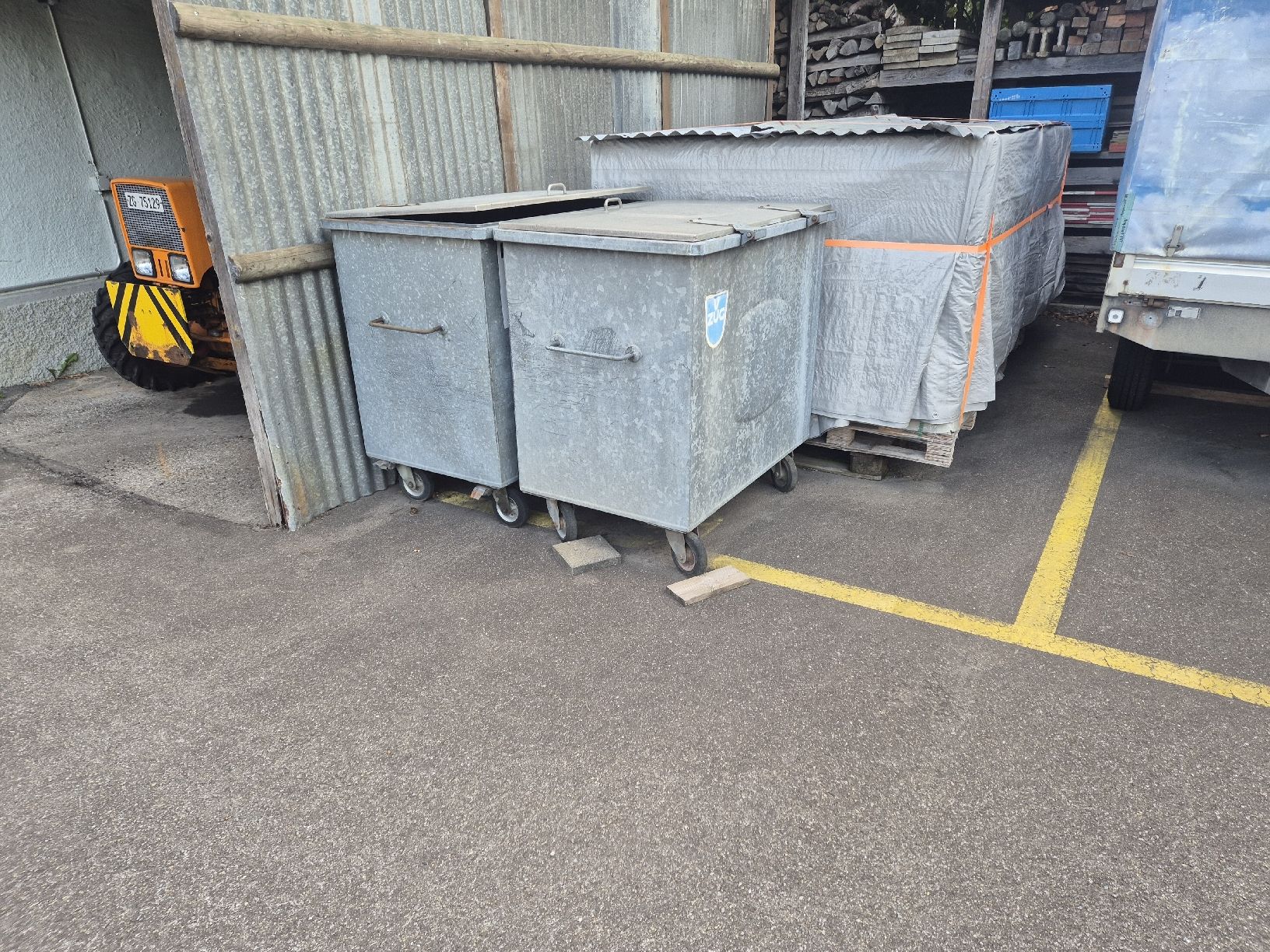 Autres articles bureau & commerces: Container mit Rollen, Abfallcontainer 2 Stk. – D'occasion à Oberägeri par Kenwood4