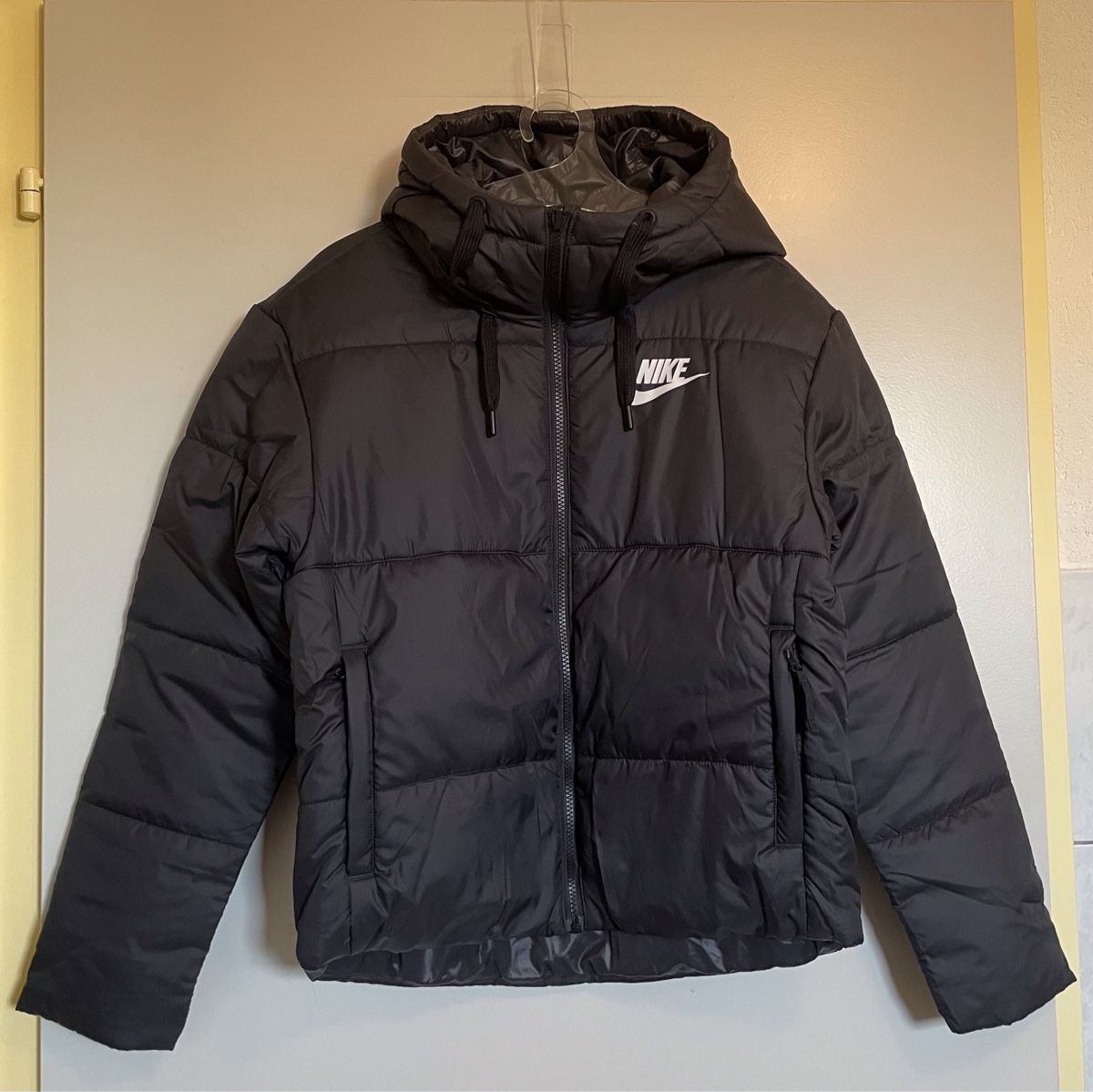 Nike Jacken: Doudoune Nike noire reversible imperméable, taille S, neuve – Neu und originalverpackt aus Vuadens von Nina11