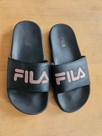 FILA Hausschuhe/Badeschlarpen Grösse 34