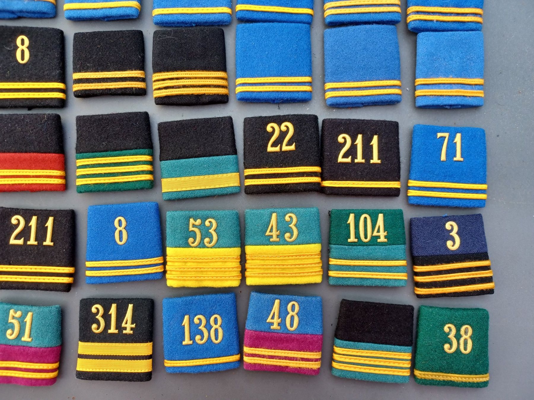 Schweizer Armee Uniformen: 80 Gradabzeichen, Patten, Offiziere, Einzelstücke – Gebraucht aus Horw von Mikesch108 4
