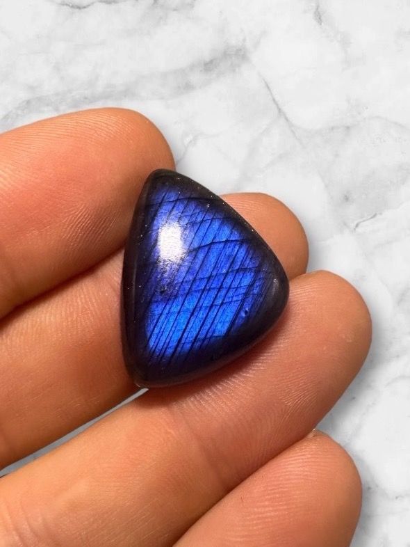 Mineralien & Heilsteine: Labradorit Cabochon wunderschön in dunklem Blau, 25ct – Neu und originalverpackt aus Männedorf von cab_cb8m