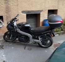 Moto Triumph Sprint RS avec top-case