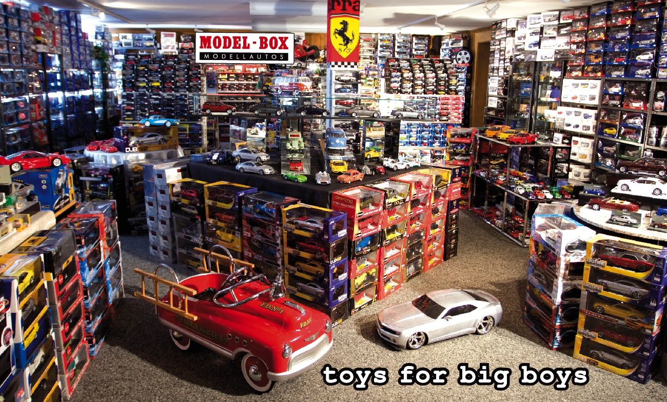 Volkswagen Modellini d'auto: VW KÄFER 1303, Jahrgang 1974, Massstab 1:18 – Nuovo e nell'imballaggio originale da Erlenbach im Simmental venduto da Model_box 9