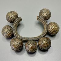 Ancien bracelet Dan en bronze à 7 grelots, Côte d'Ivoire