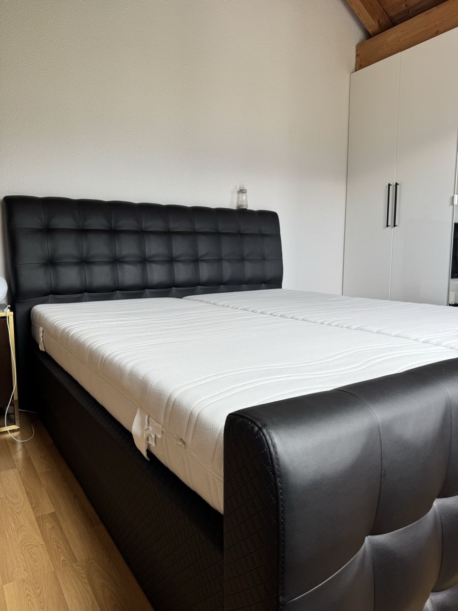 Betten: Bett / Boxspringbett Schwarz Kunstleder fast neue Matrazen – Gebraucht aus Buchs SG von G.M.S. 3