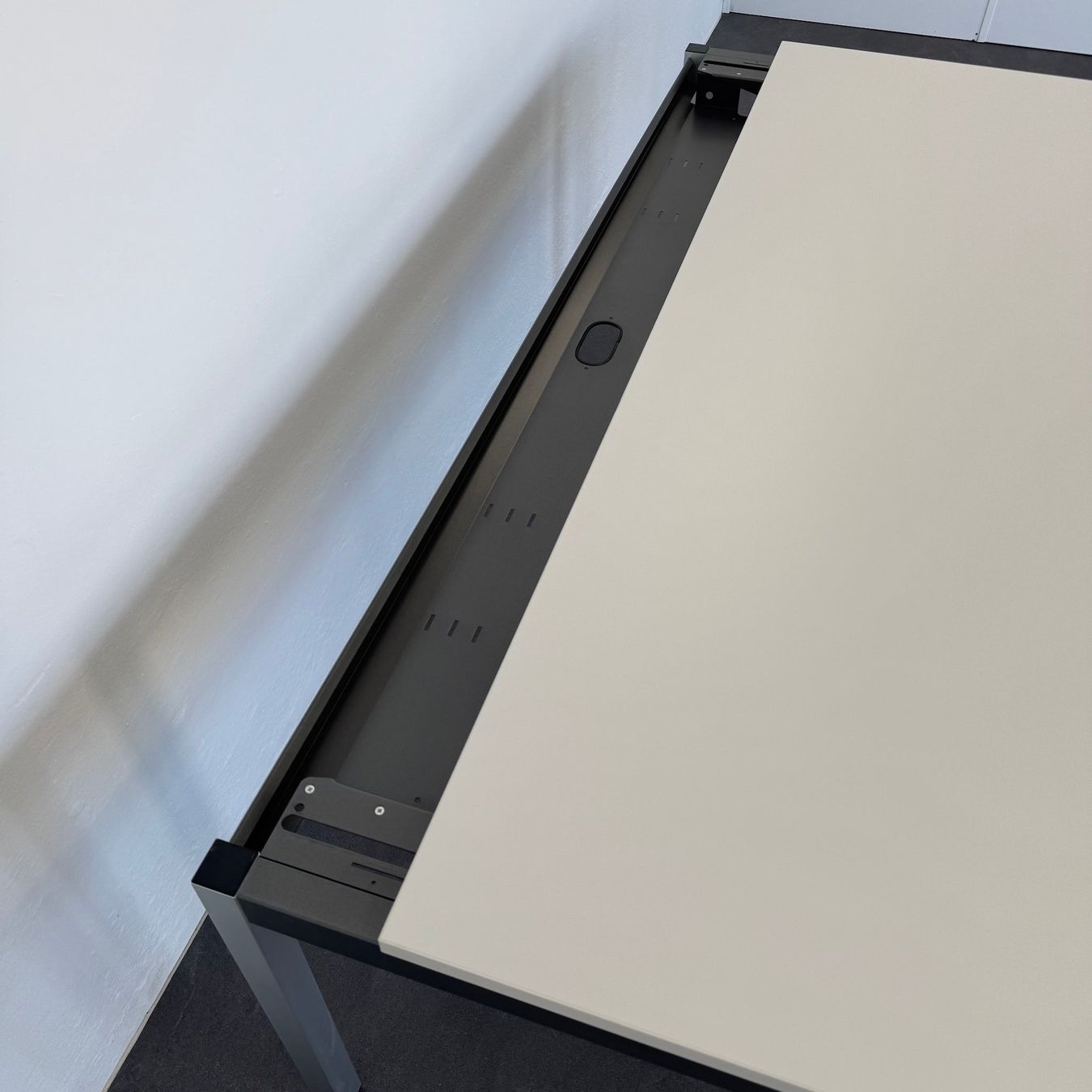 Embru Scrivanie: Embru eQ Vierbeintisch 2000x900 mm – Usato da Schönenwerd venduto da mcofficeshop 5