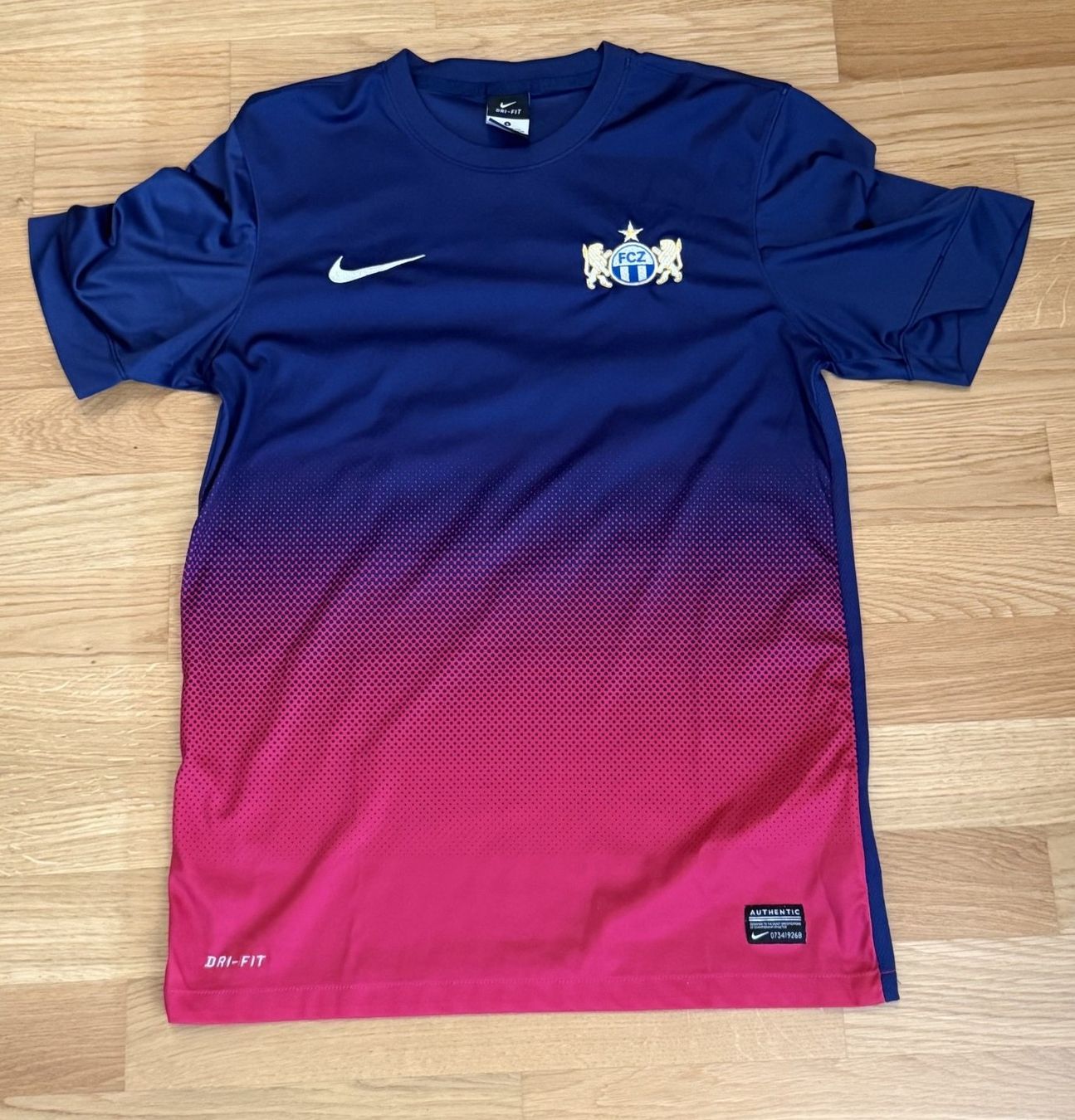 Nike Maillots de corps & Pantalons: FCZ Trikot (Buff) – D'occasion à Bülach par Murmy