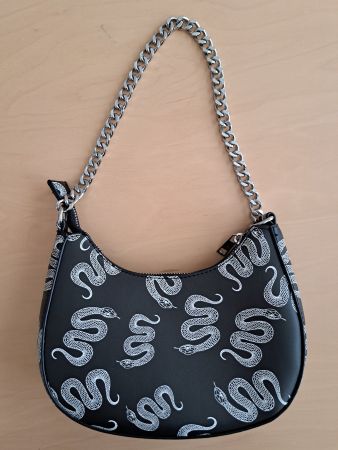 Tasche Bershka mit Schlangenmuster