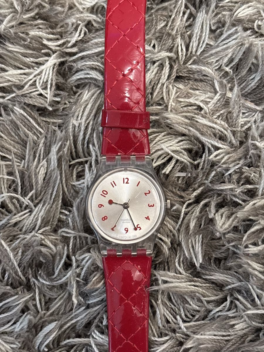 Swatch Orologi: Swatch Damenuhr mit rotem Armband – Difettoso da Therwil venduto da cosugs 1