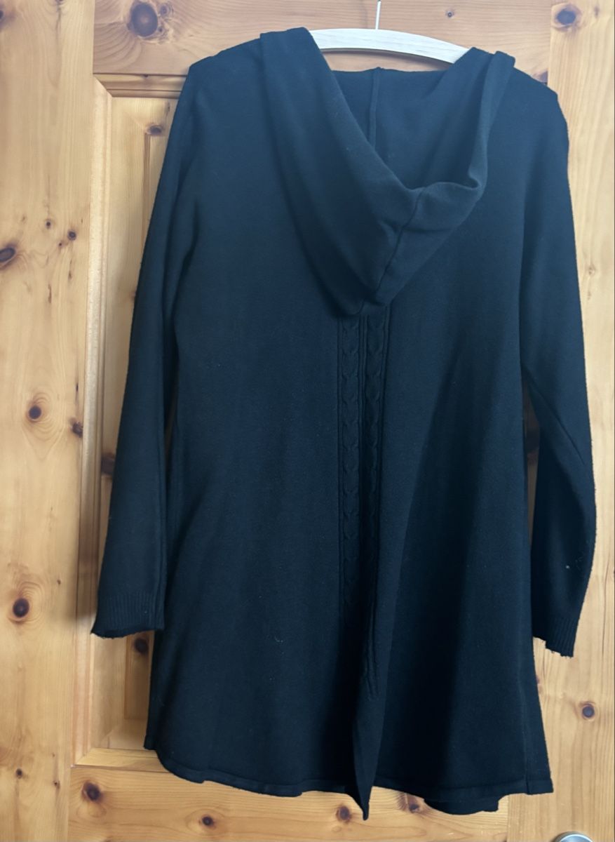 Giacche: Schwarze Strickjacke mit Kapuze – Usato da Celerina venduto da Heli87 1