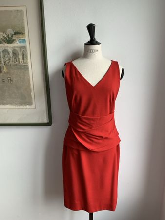 AKRIS: Elegantes rotes Kleid mit drapierter Taille, 36
