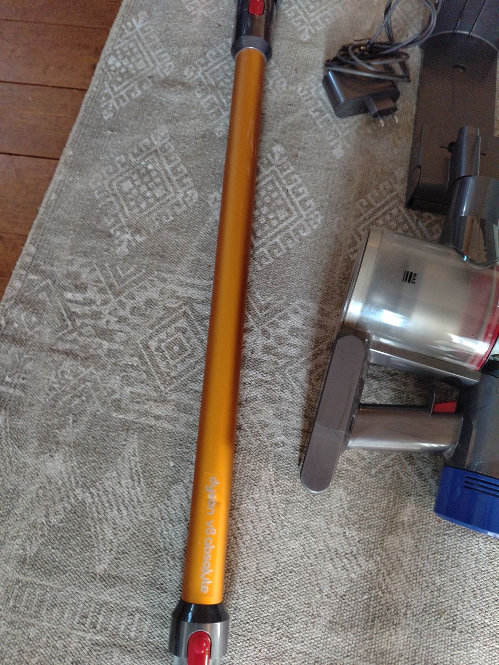 Dyson Staubsauger & Zubehör: Dyson V8 Akku Probleme – Defekt aus Scherz von texmanu
