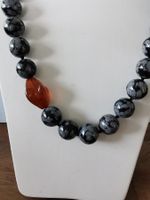 kratives Collier mit Schneeflockenobsidian & Bernstein