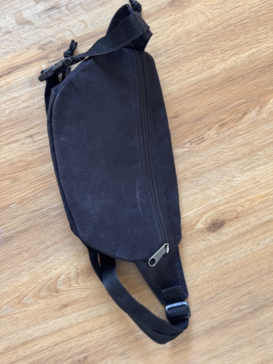 Eastpak Borse: Eastpack Doggy Bag in Schwarz – Usato da Basel venduto da spassbremse 3