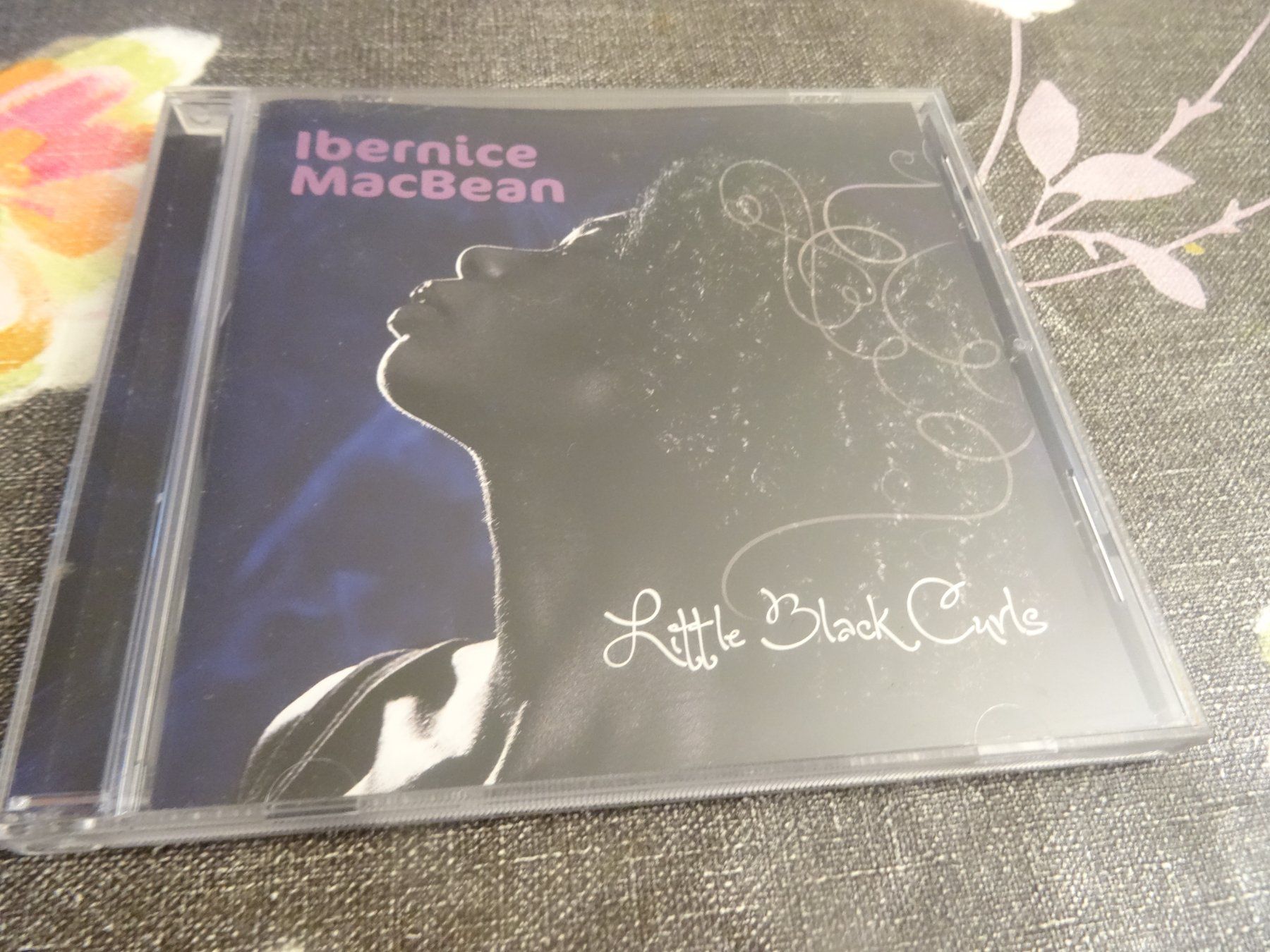 CDs: Ibernice MacBean - Little Black Curls CD – Gebraucht aus Olten von Disc-Ausverkauf