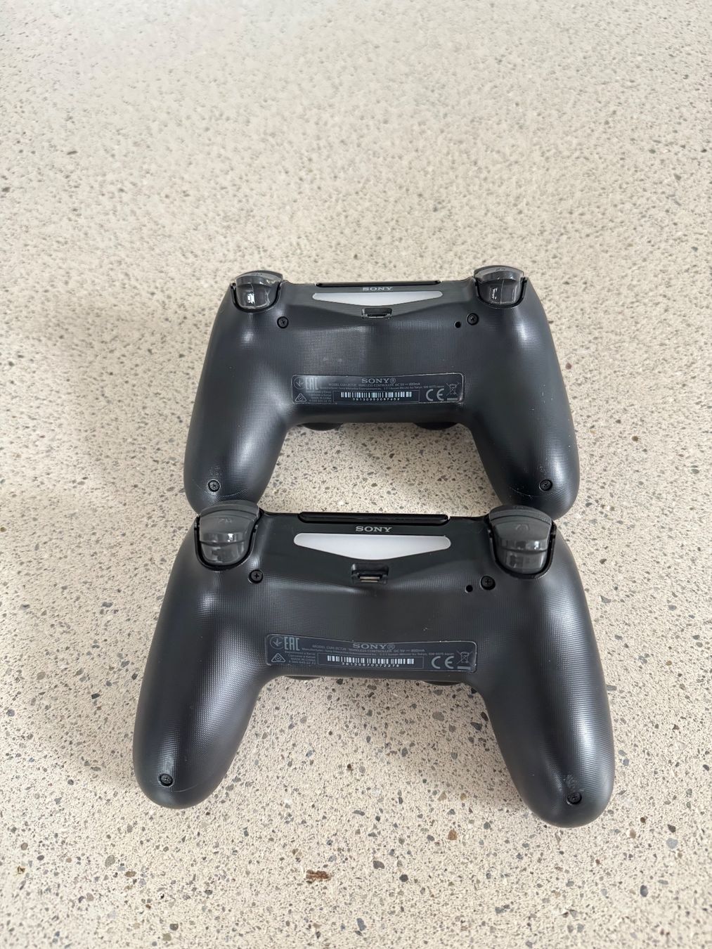 Sony Console: 2x Sony PS4 Dualshock 4 Wireless Controller - schwarz – Usato da Suhr venduto da Tradewarrior 2