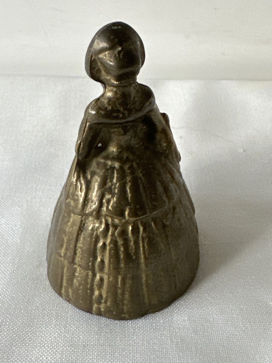 Glocken & Treicheln: Antike Glocke Messing Dame Glockenfigur 7,5cm hoch – Gebraucht aus Zürich von Chaeffeler 1