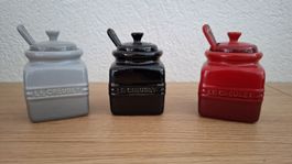 Le Creuset Zuckerdose mit Löffel, drei Fraben, Neuwertig!