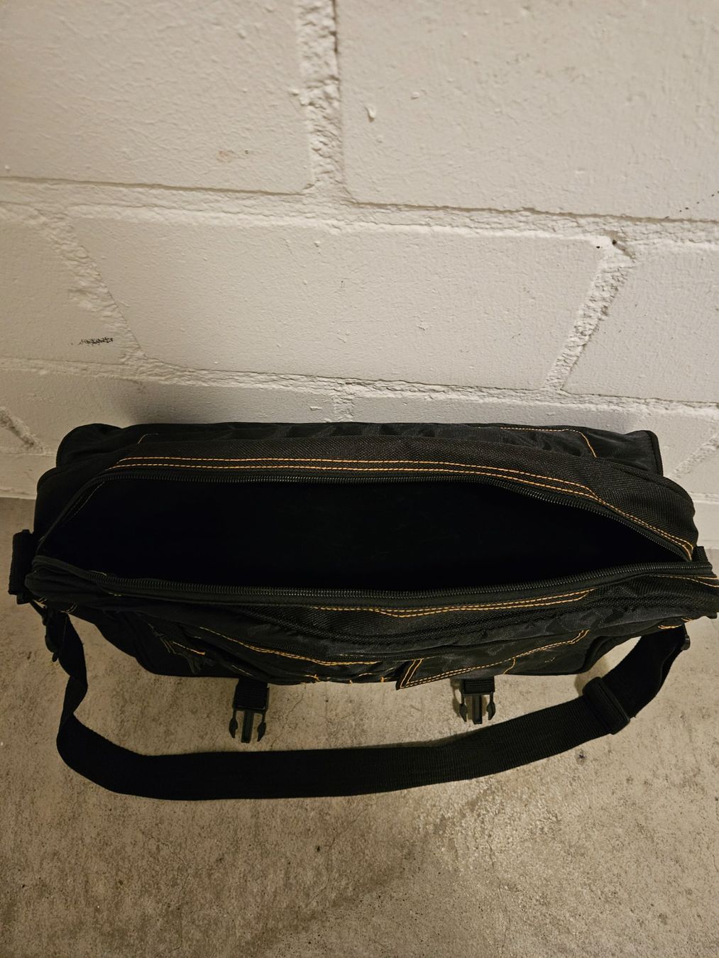 Notebooks: Schwarze Umhängetasche, Schultertasche, Freizeit, Laptop – Gebraucht aus Chur von Einszweidreiviermein 3