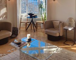 2 elegante Loungesessel in Beige – Samt & Mangoholz