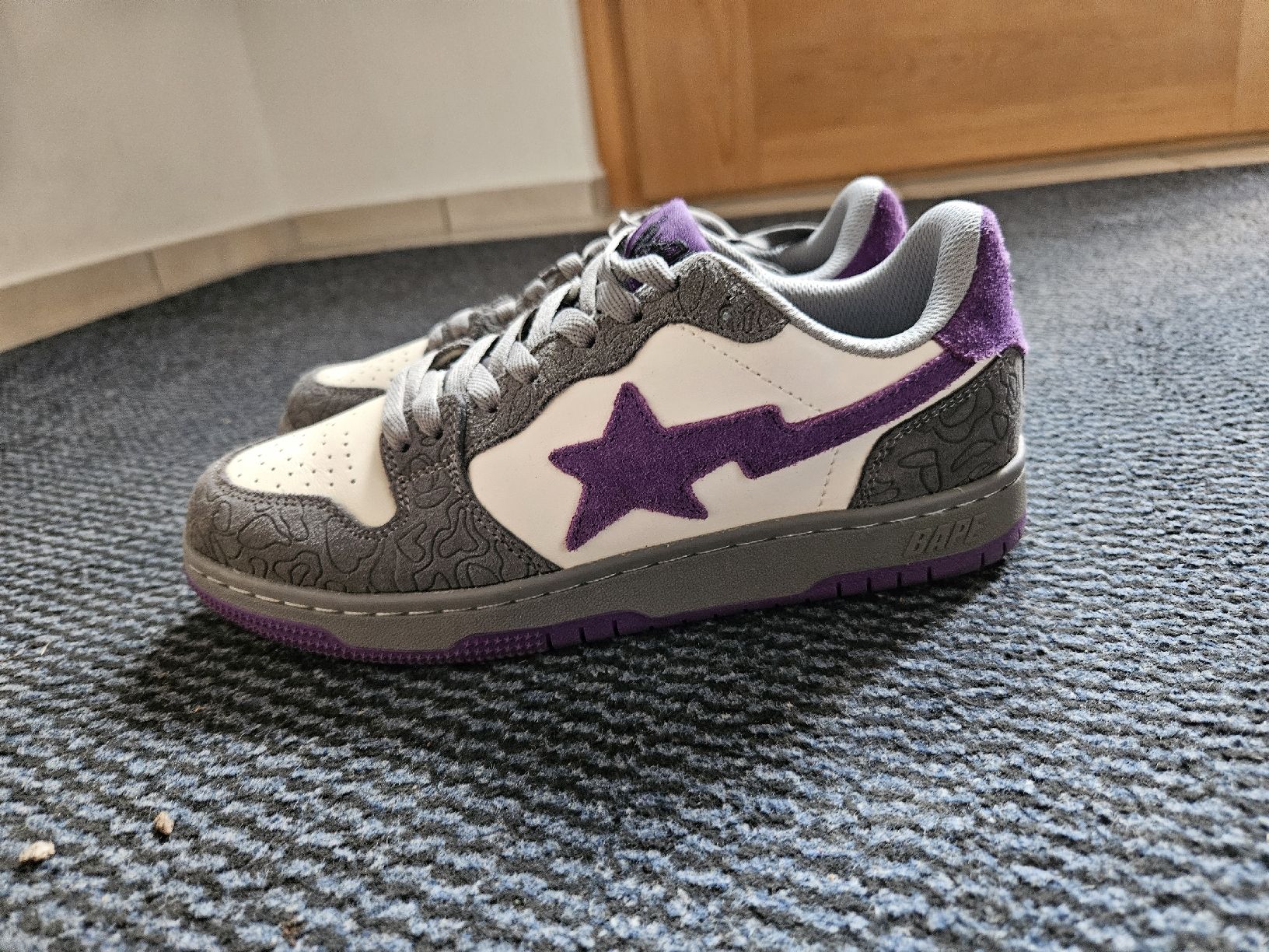 Herrenschuhe: Sneakers Grau Lila Gr39 – Gebraucht aus Masein von Aslechichi
