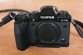 Fujifilm X-T5 (10'932 Auslösungen) mit Zubehör und Garantie