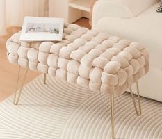 Elegantes Sitzbänkli mit Samtbezug und goldenen Füssen