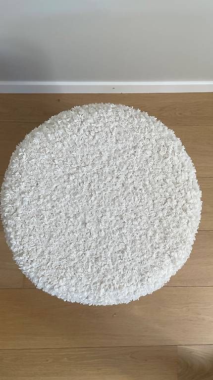 Tabourets: Tabouret / pouf bouclette écru ultra doux – D'occasion à Jussy par bru_xl8z 1