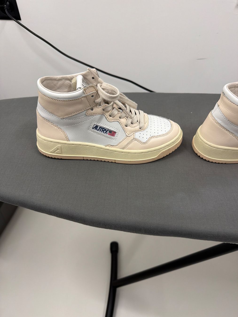 Autry Chaussures femmes: Sneaker AUTRY Medalist High Leder – D'occasion à Tägerwilen par TinaLupu 1