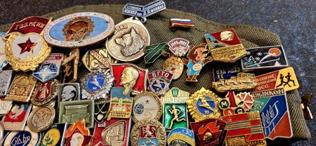 Mütze/Schiff, mit Abzeichen/Pin's Ansteckern Vintage 