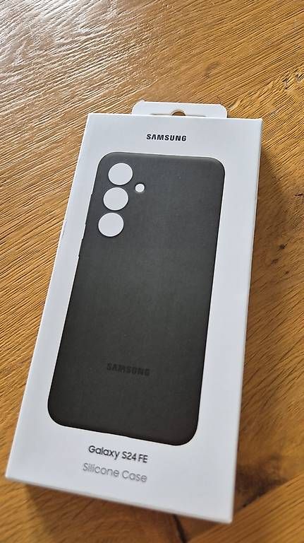 Cover & Protezioni schermo: Silicone case Galaxy S24 FE Samsung – Usato da Fontainemelon venduto da Lemayeu