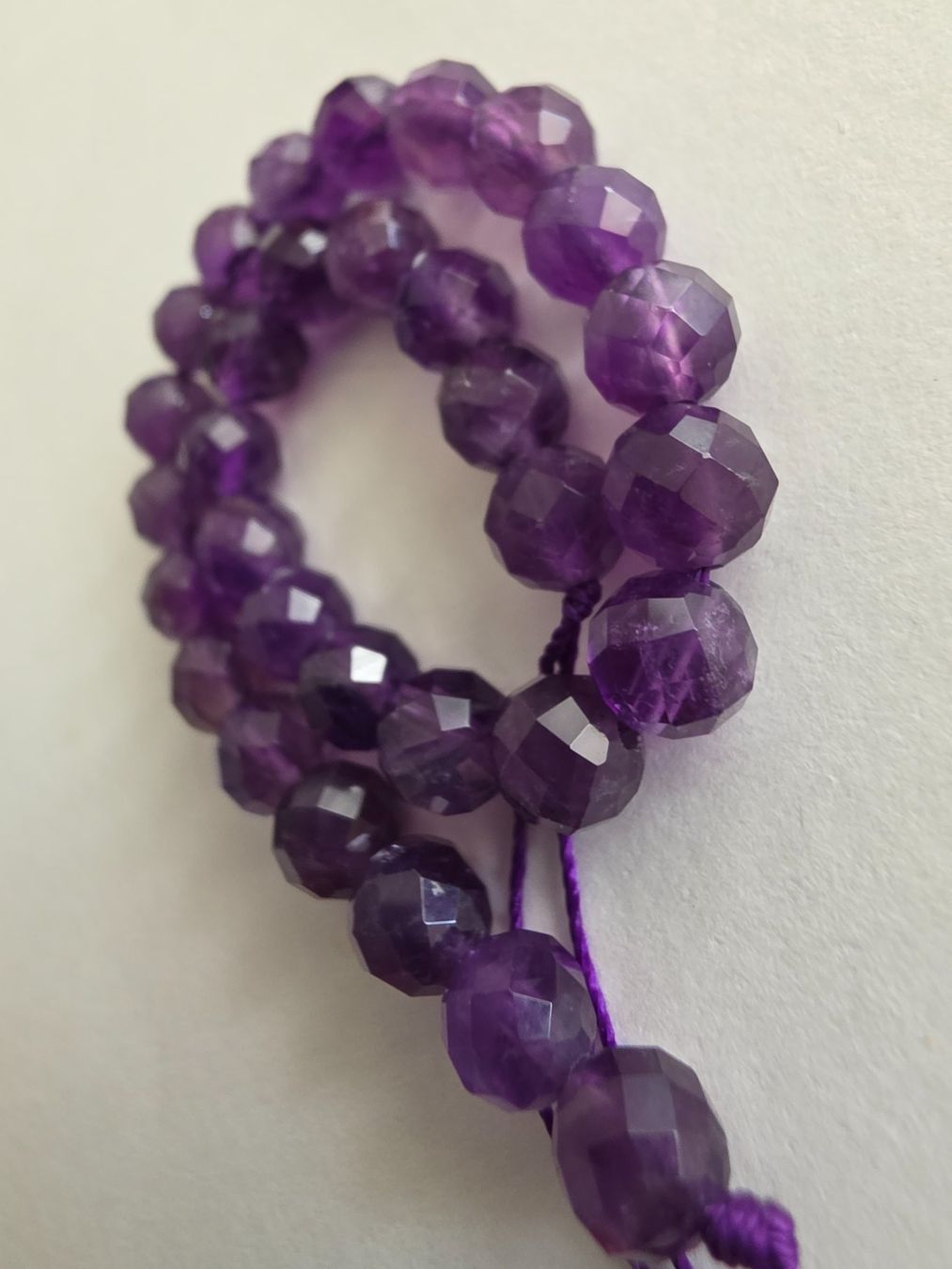 Minerali & Pietre curative: Amethyst facettiert ca. 6mm. Strang – Nuovo e nell'imballaggio originale da Menziken venduto da Mirager 1