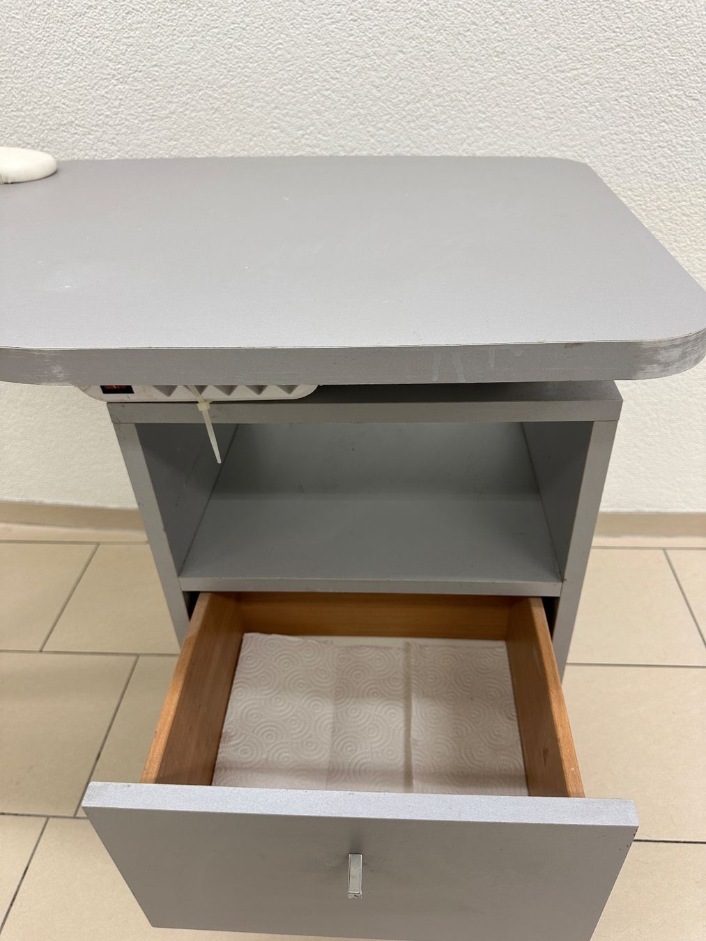 Unghie finte: PROFI NAGELSTUDIO TISCH MIT ABSAUGUNG – Usato da St. Gallen venduto da bonoart 3