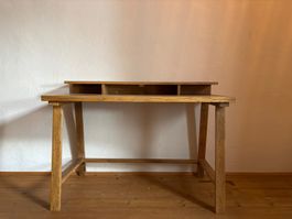 Schreibtisch aus Holz mit Erhöhung für Monitor