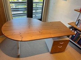 Stabiler Schreibtisch mit Rollcontainer – gepflegt, auf Roll