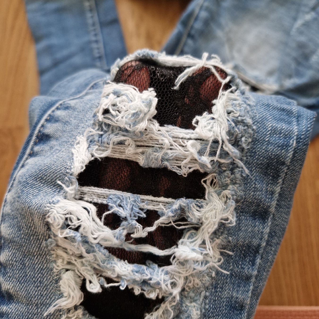 Jeans: Coole destroyed Jeans mit Spitze, Grösse S – Nuovo (secondo la descrizione) da Nendeln venduto da witr_gliabt 3