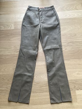 Trendige JJXX Kunstlederhose mit Schlitz, Grösse 36!